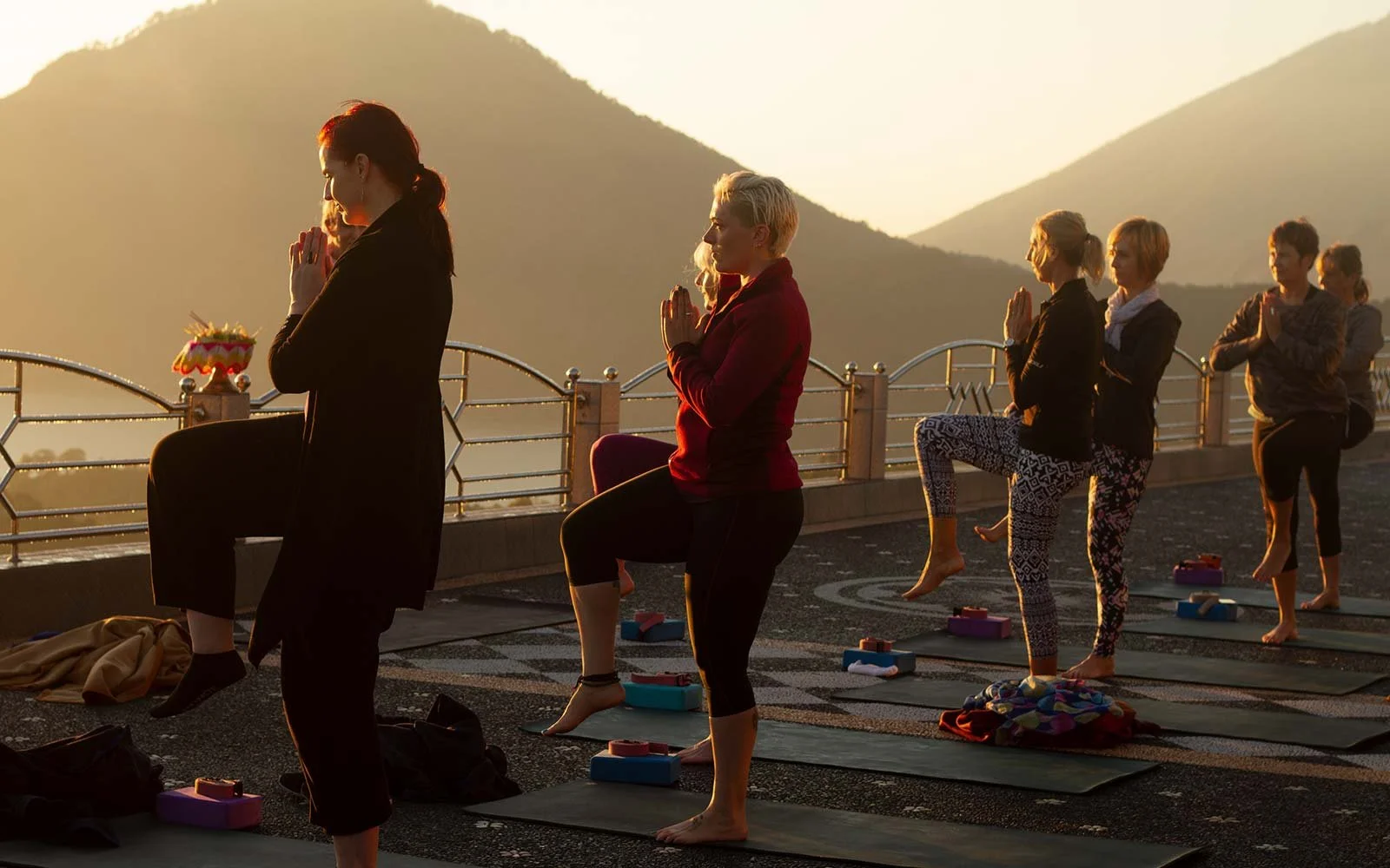 Yoga au lever du soleil face au volcan Batur, &agrave; Bali